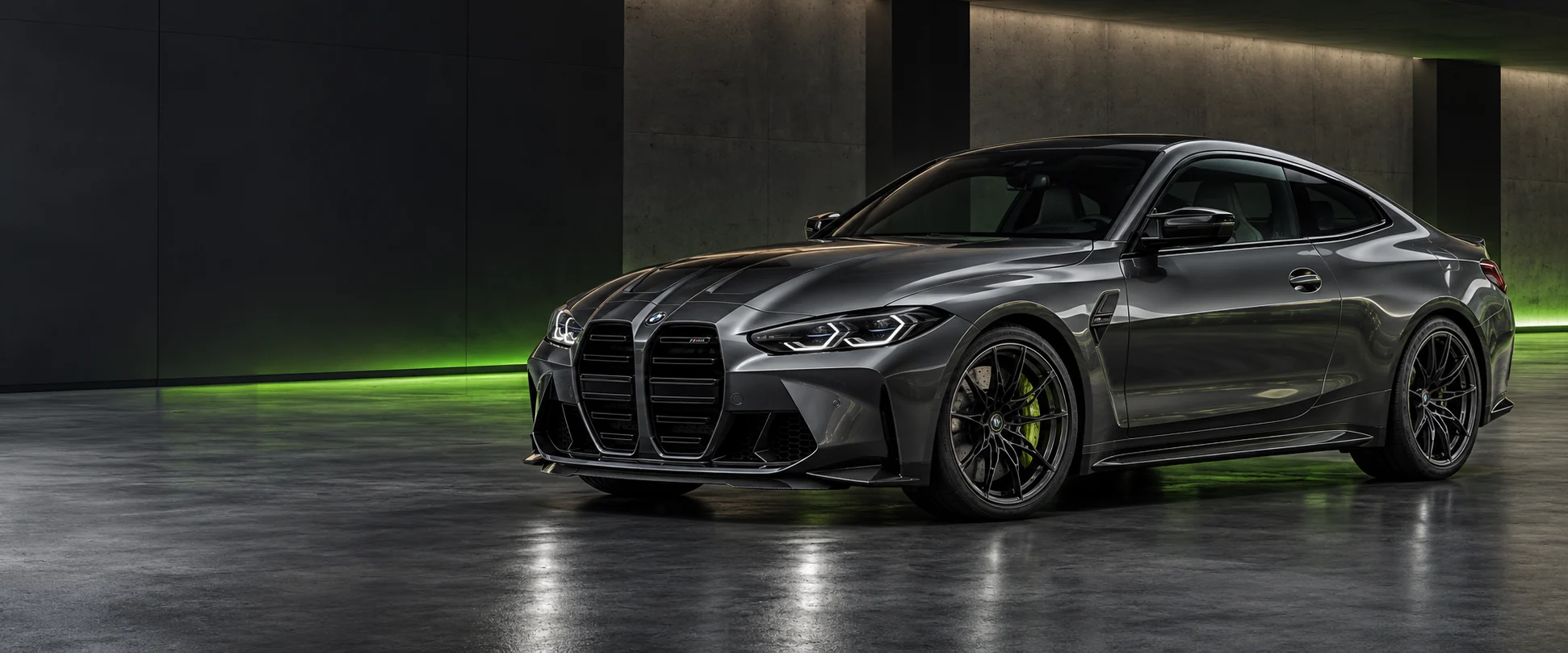 Graphitfarbiges Sportcoupé mit dezentem grünem Licht im Studio